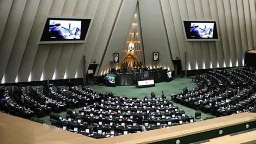 Iranpress: Ministry of Energy obliged to issue a license to export surplus electricity produced 