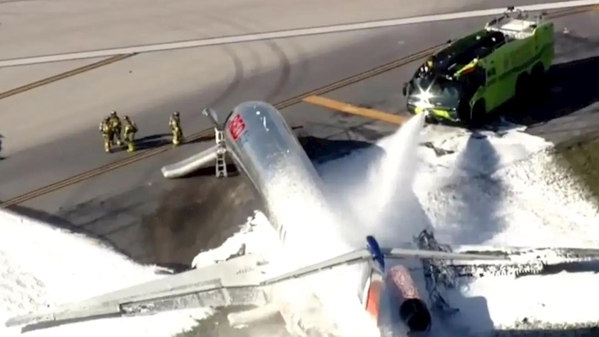 Iranpress: Airplane carrying 126 passemger hard lands at Miami Int