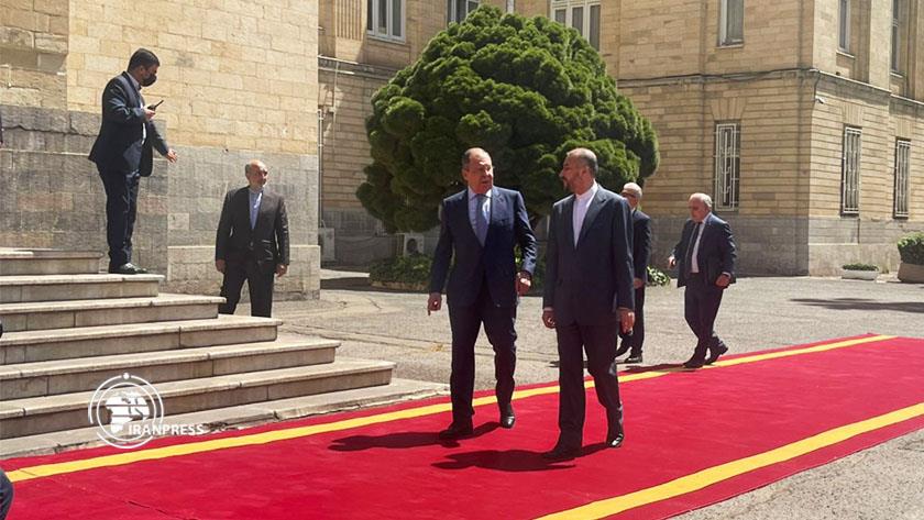 Iranpress: Amir-Abdollahian officially receives his Russian counterpart