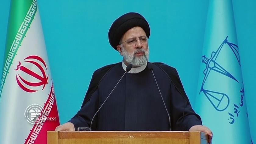 Iranpress: Raisi: Fair law is implemented by fair executors