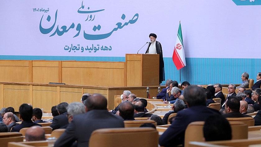 Iranpress: Crude sale hinders boosting industry, Pres. Raisi says