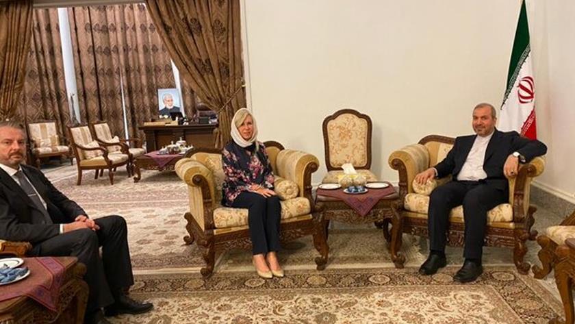 Iranpress: Iran, Australia review latest development in region