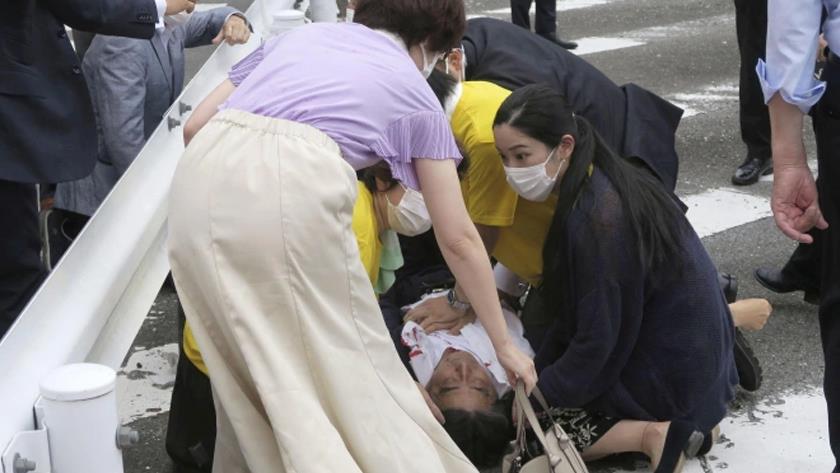 Iranpress: Former Japanese prime minister shot at campaign event