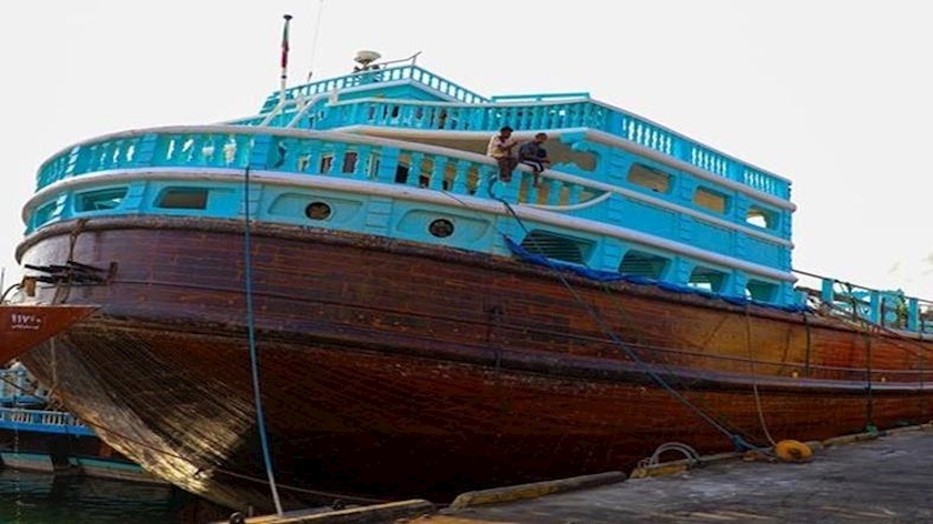 Iranpress: IRGC naval forces rescue merchant vessel in Persian Gulf