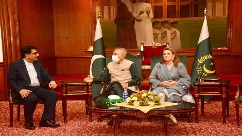 Iranpress: Pakistani President calls on facilitating trade with Iran