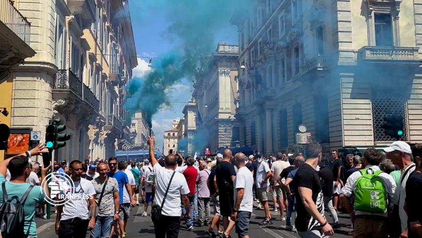 Iranpress: Italian taxi drivers gather outside Palazzo Chigi