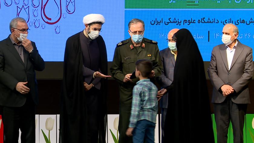 Iranpress: Iran honors martyrs of fight against COVID