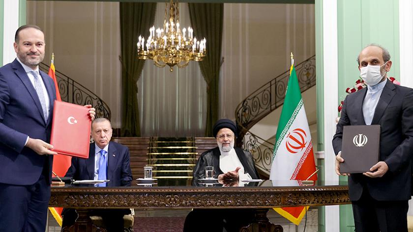 Iranpress: Iran, Türkiye ink cooperation documents 