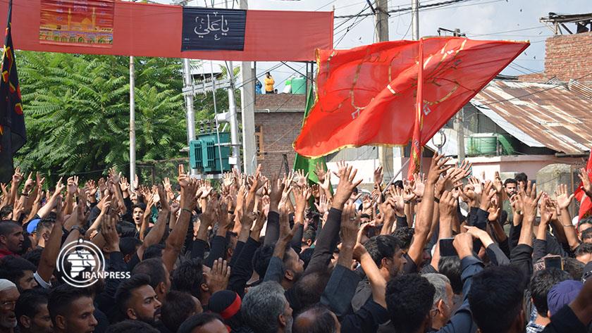 Iranpress: Muslims in Kashmir mark Imam Hussein