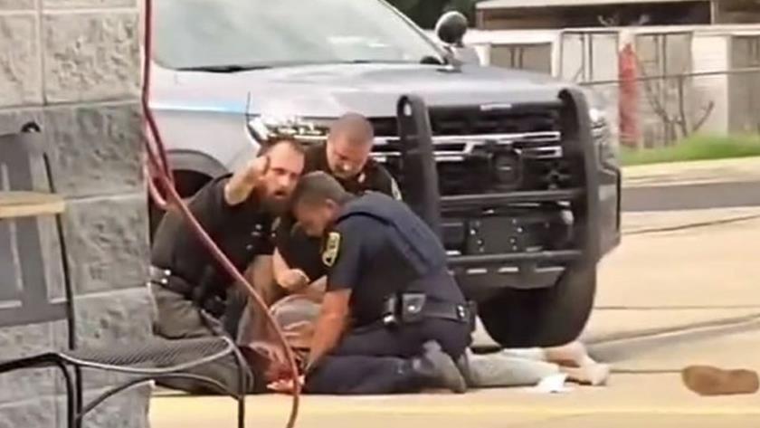 Iranpress: US police’s brutal beating of young American caught on video