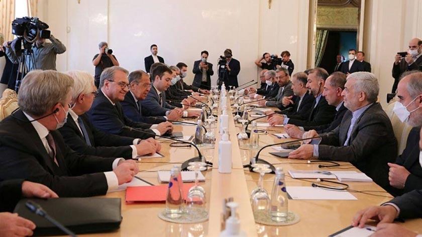 Iranpress: Iran, Russia FMs meet, confer on issues of mutual interest