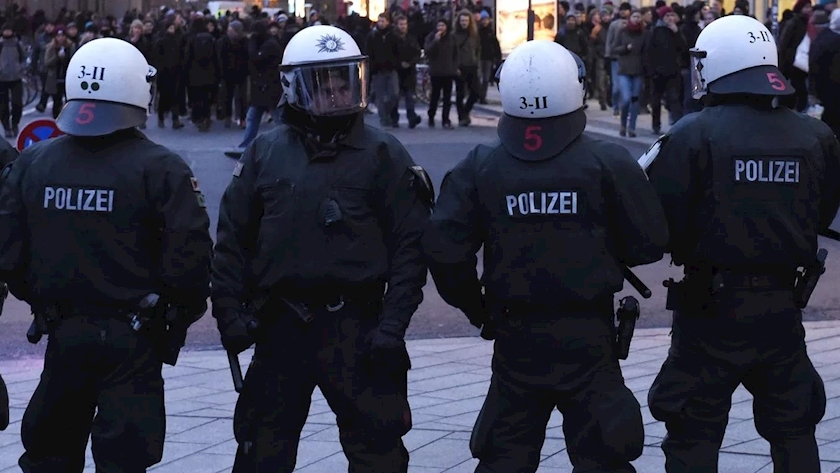 Iranpress: Thousands of Germans rally against freezing for profitsp in Thuringia