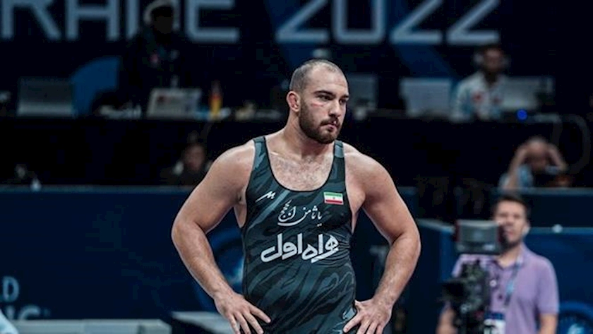 Iranpress: Iranian world wrestling champion accepts defeat against Turkish opponent