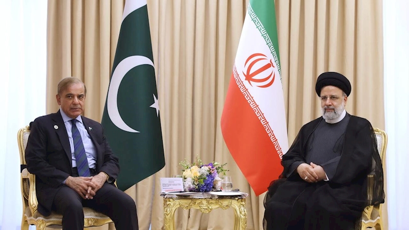 Iranpress: Iran sees no limit in deepening ties with Pakistan: President
