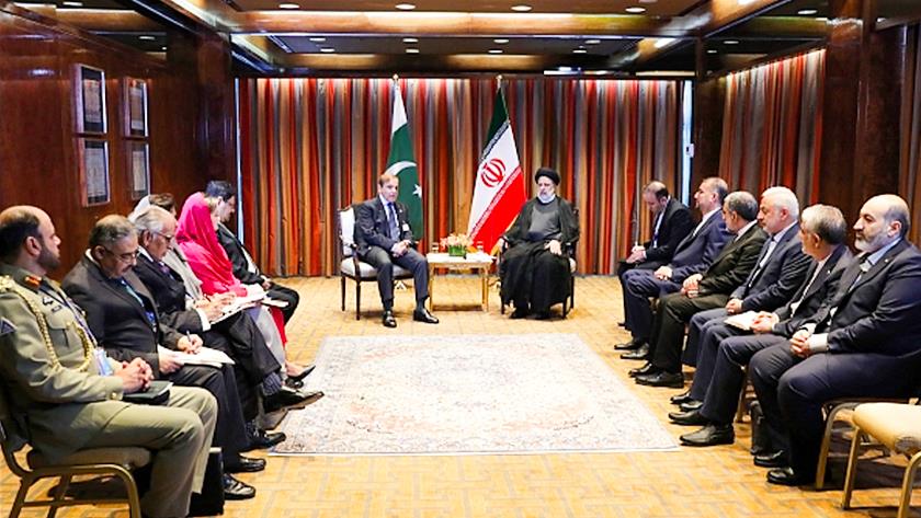 Iranpress: Raisi: Iran and Pakistan are members of one family