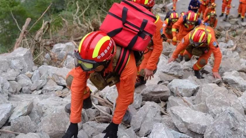 Iranpress: Man found alive after 17 days lost in mountains