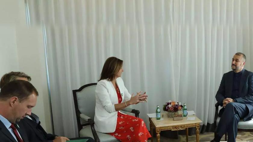 Iranpress: Iran, Slovenia FMs discuss ties expansion 