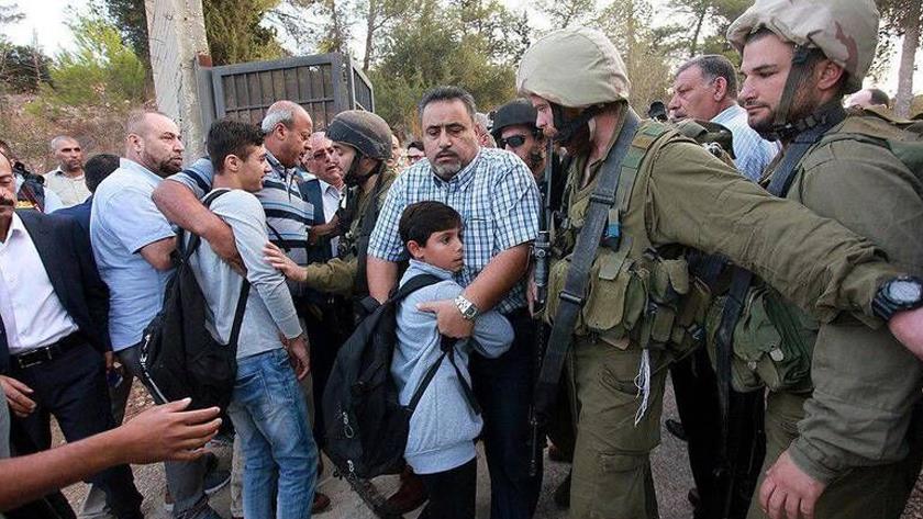 Iranpress: Israeli troops attack school in Al-Khalil