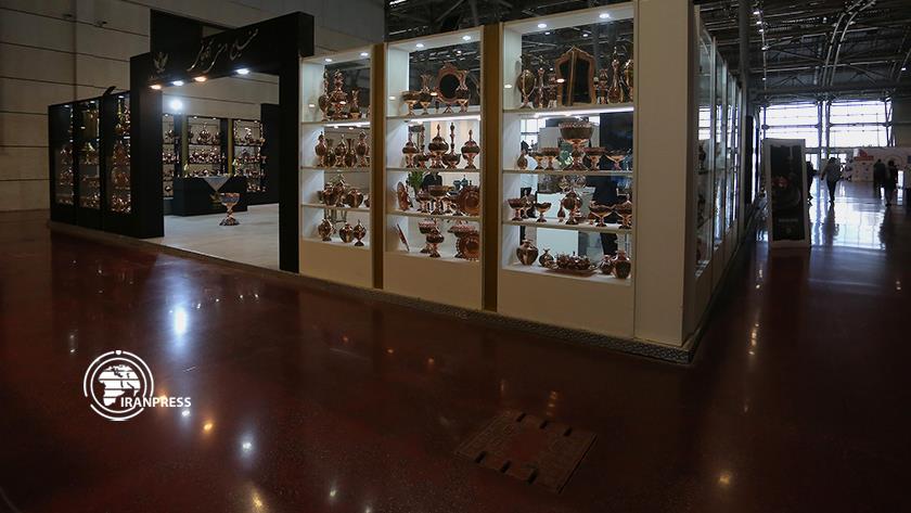 Iranpress: Introducing beauties of Iran at Isfahan Handicrafts Exhibition