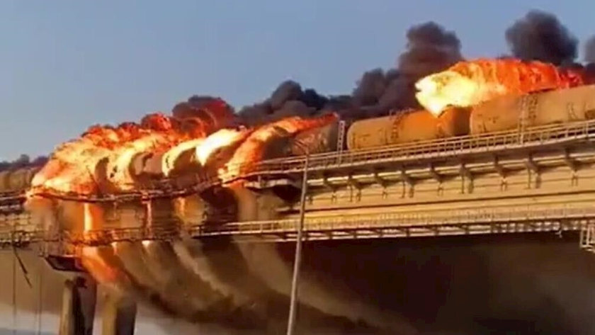 Iranpress: Russian bridge to Crimea closed after explosions and huge fire