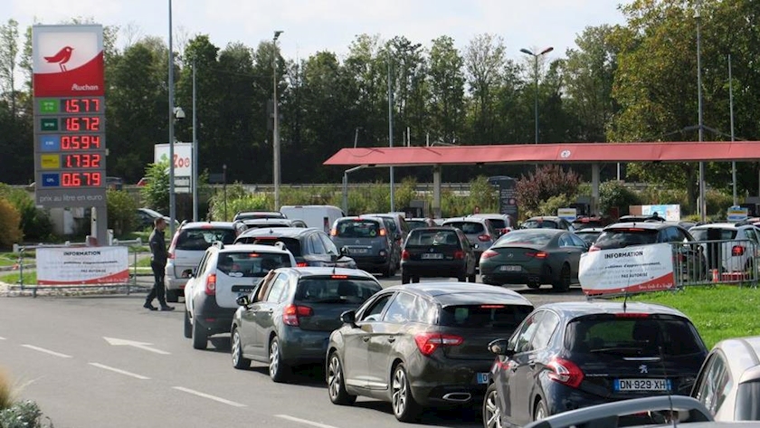 Iranpress: Lack of fuel in France makes people wait in long lines at gas stations 