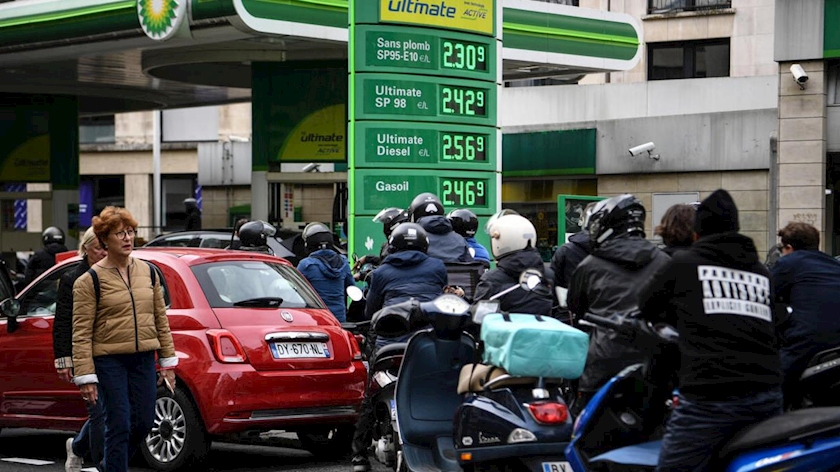 Iranpress: Protestors march in Paris after fuel shortages continue after strike