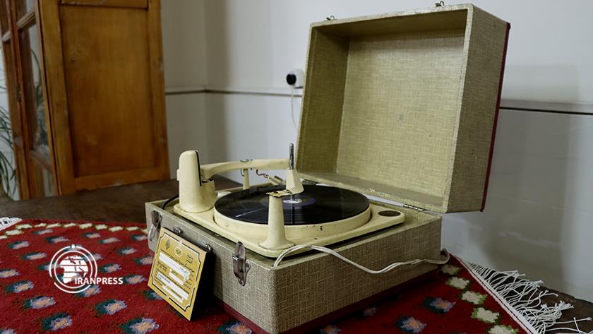 Iranpress: Watch old educational equipment at Culture and Education Museum in Zanjan