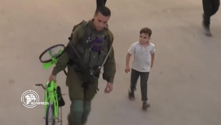 Iranpress: Inhumane behaviour of Israeli soldier toward Palestinian child 