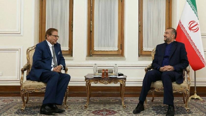Iranpress: Iran, Pakistan stress expansion of cooperation