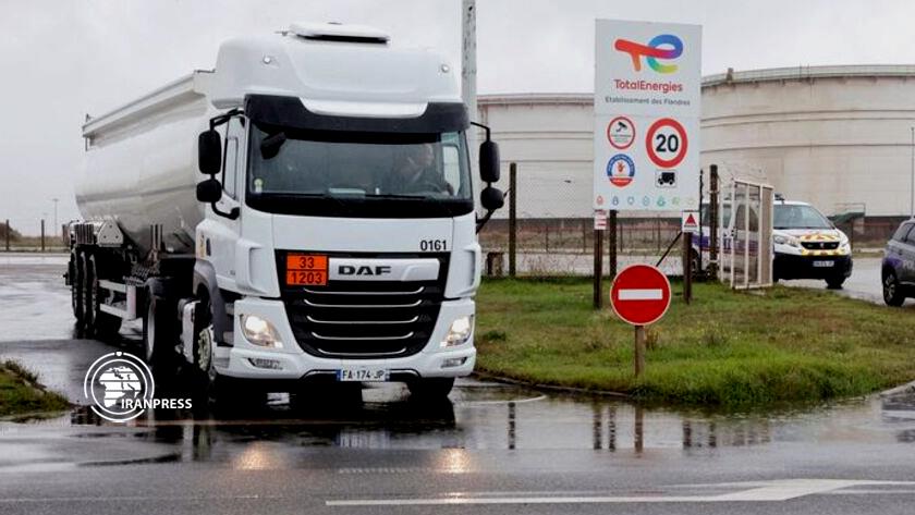 Iranpress: Paris area still in problems despite improvement of French petrol supply: Minister