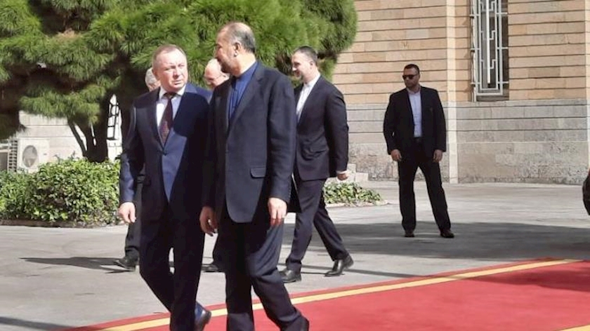 Iranpress: Iran FM welcomes his Belarusian counterpart