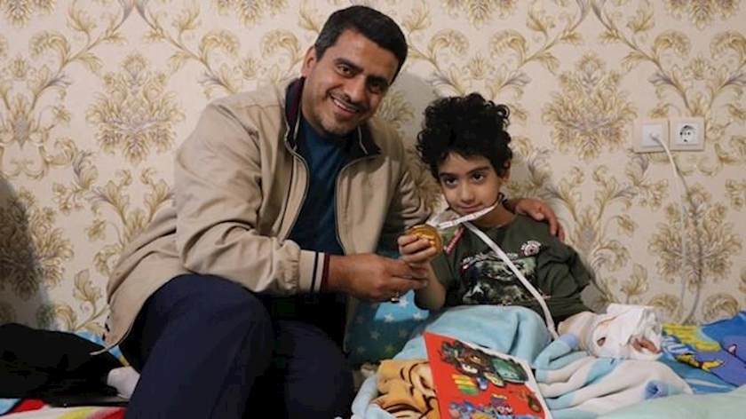 Iranpress: Olympic champion gives medal to little Artin