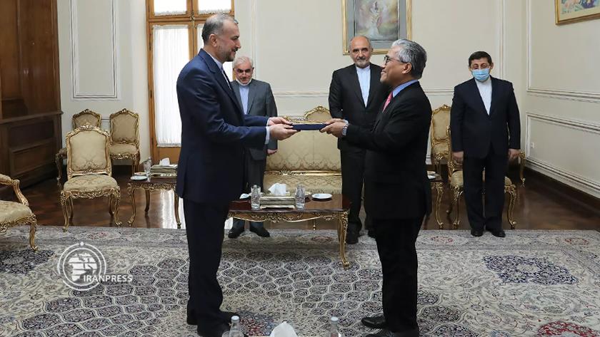 Iranpress: New Malaysian envoy presents credentials to Iran