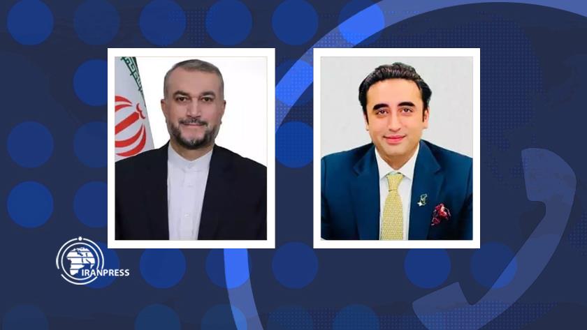 Iranpress: Iran, Pakistan FMs mull over bilateral ties on phone
