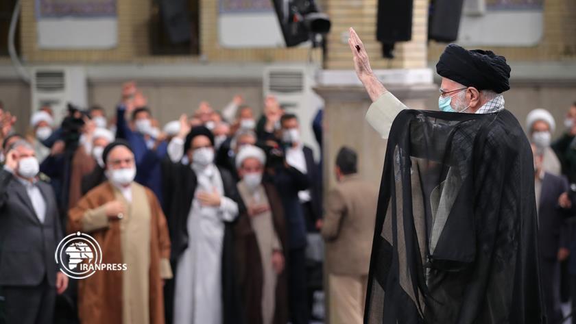 Iranpress: Leader receives people of Isfahan