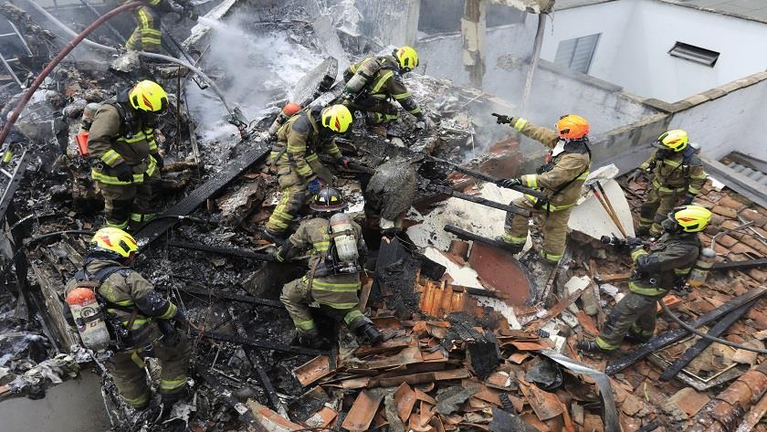 Iranpress: Plane crash into Colombian homes leaves 8 dead