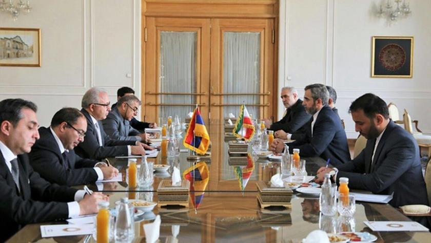 Iranpress: Tehran, Yerevan emphasize strengthening intra-regional coop.