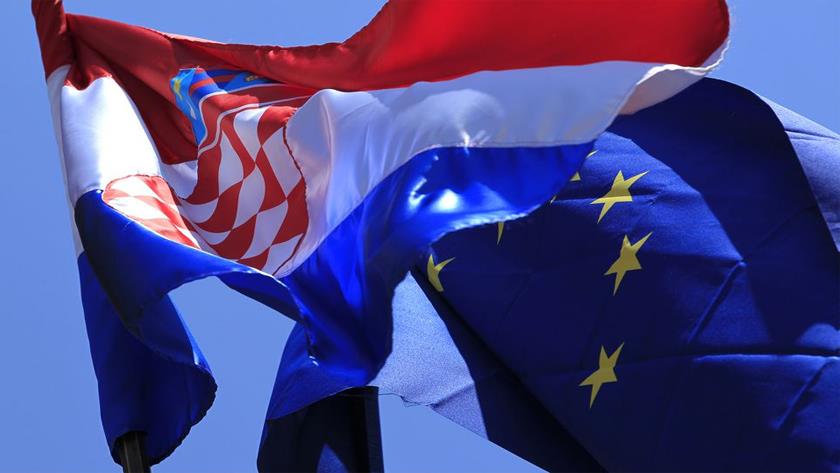 Iranpress: Croatia, heading to enter euro zone, adopts first budget in euros