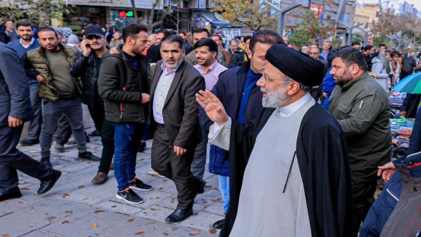 Iranpress: President Raisi visits Sanandaj Grand Bazar on provincial tour