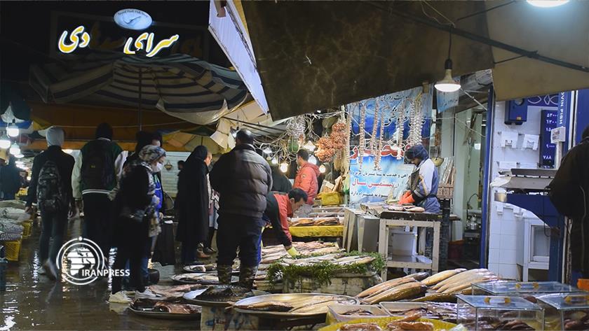 Iranpress: Flow of life in old market of Rasht until late 