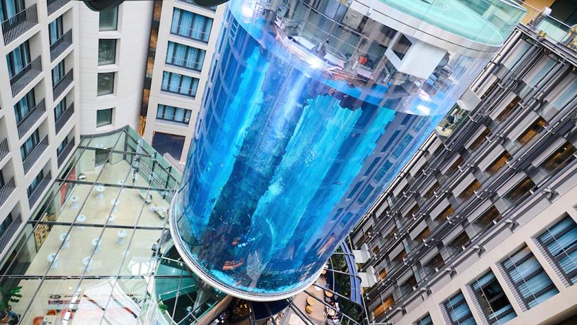 Iranpress: Video footage shows giant aquarium bursts in Germany