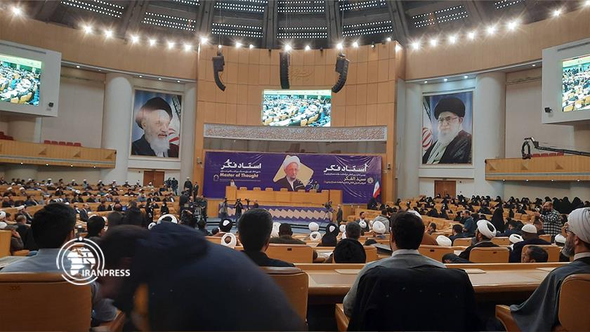 Iranpress: Iran marks second anniversary of Philosopher Mesbah