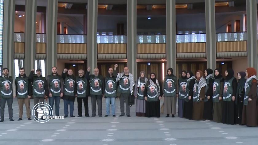 Iranpress: Lovers of martyr Soleimani in Turkiye take journey to Iran