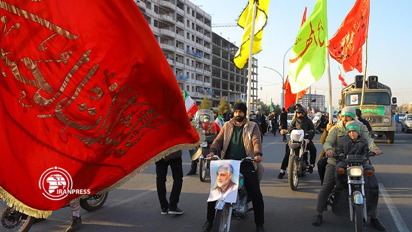 Iranpress: Marchers mark Martyr Soleimani in Jamkaran Mosque 