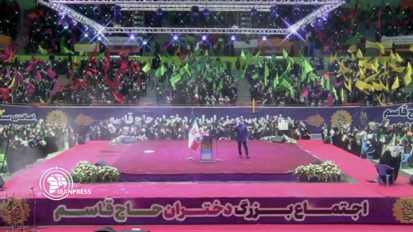 Iranpress: Iranian girls gather to commemorate Lt. Gen. Soleimani