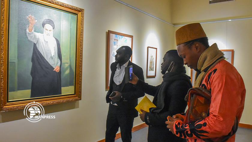 Iranpress: Art gallery set up in Imam Khomeini