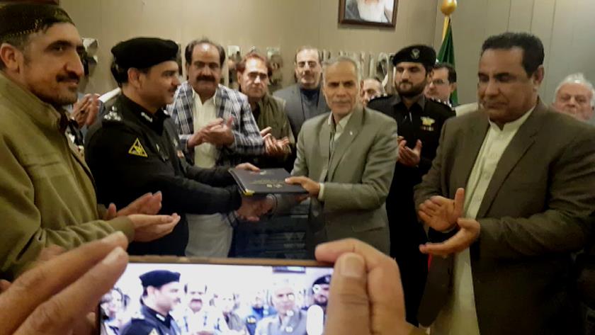 Iranpress: Iran, Pakistan ink agreement on border cooperation