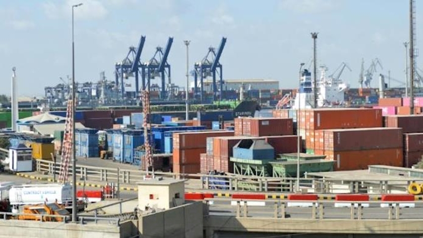 Iranpress: Thousands of containers hold up at Pakistan