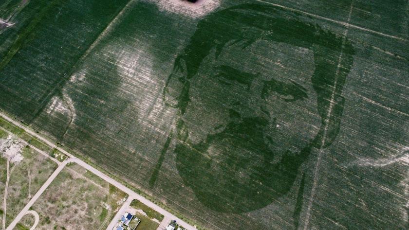 Iranpress: Argentine farmer plants face of Lionel Messi on cornfield