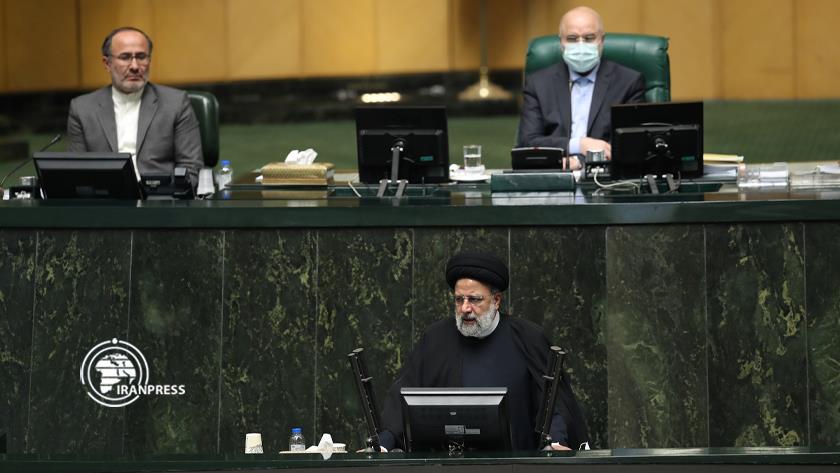 Iranpress: Raisi defends budget bill in parliament